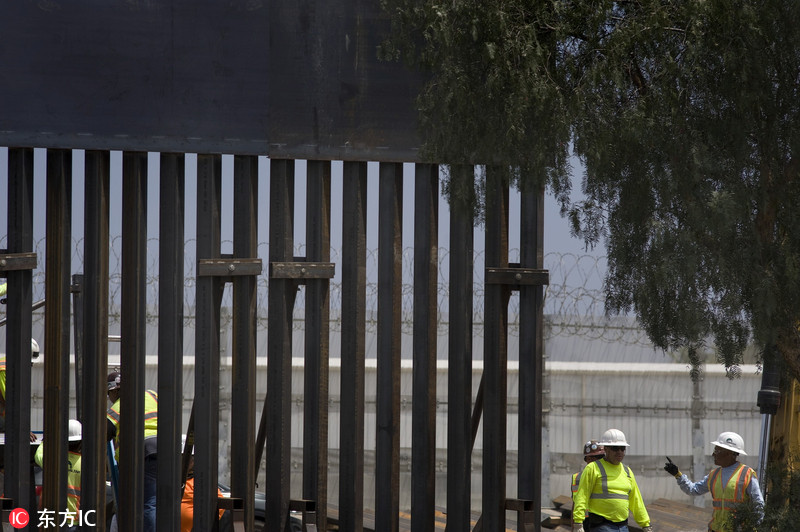 美墨边境老式隔离墙被拆除 改用9米高新型围墙